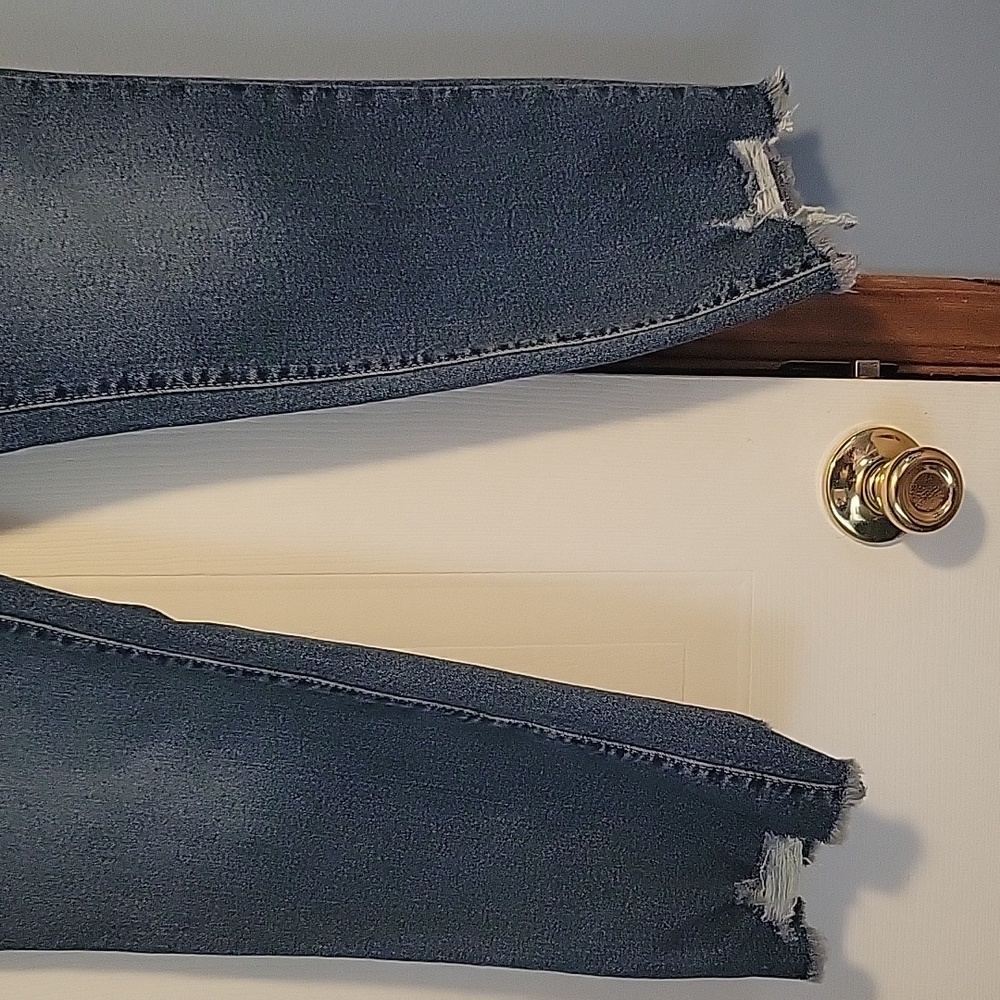 🆕️ Time & Tru Women's Distressed High-Rise Ankle Jeans Medium Blue Size 2 (#1) - Picture 3 of 7